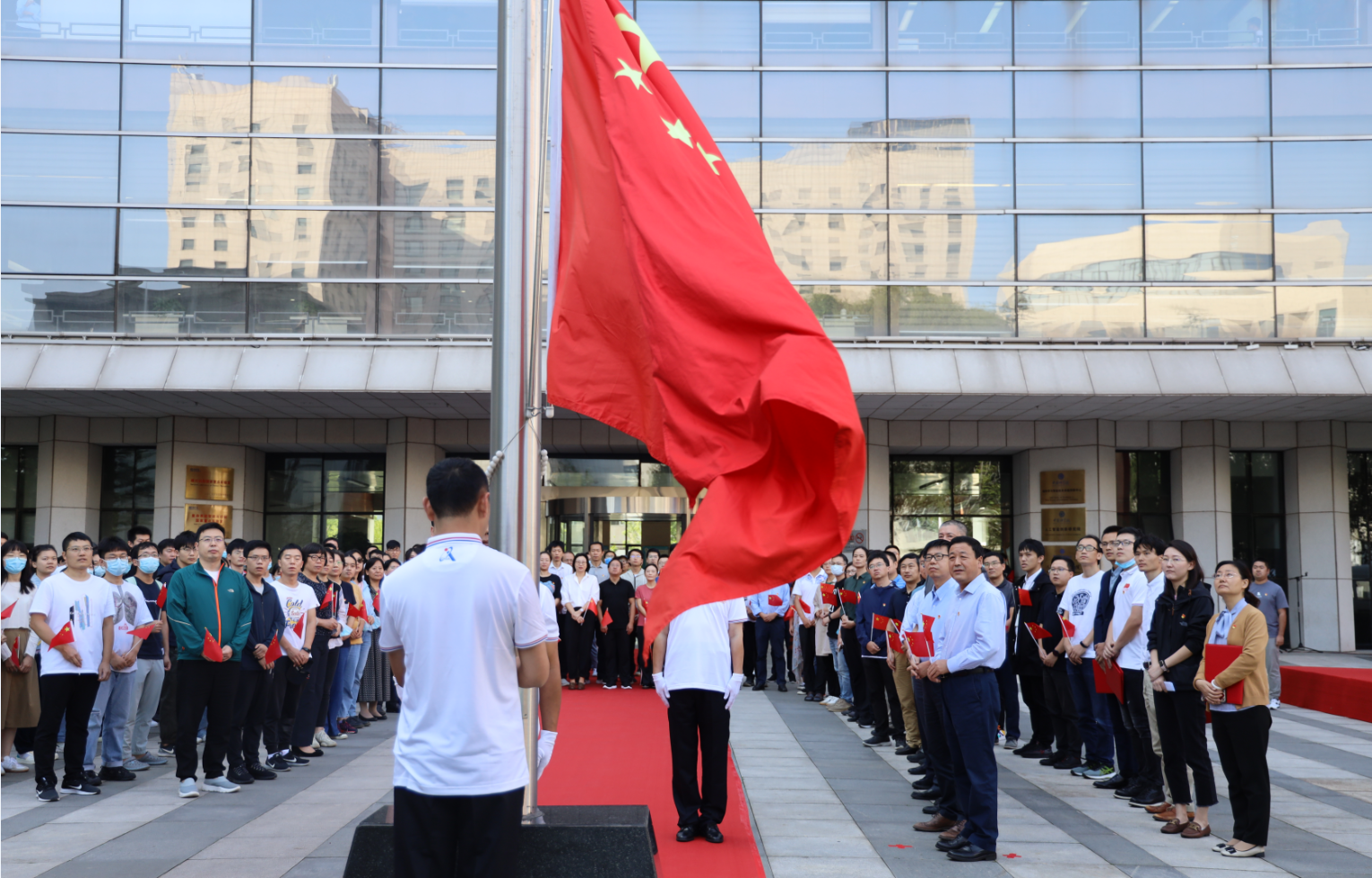 建党百年谱华章，科技报国创辉煌——极悦注册举行迎国庆升旗仪式暨国旗下的演讲活动